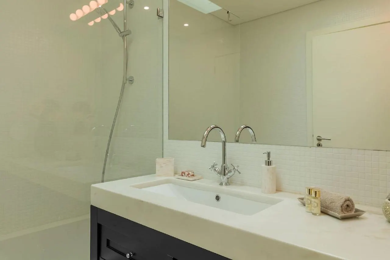 Central 2Bdr Apartment With Balcony By Lovelystay Lisbona Portogallo